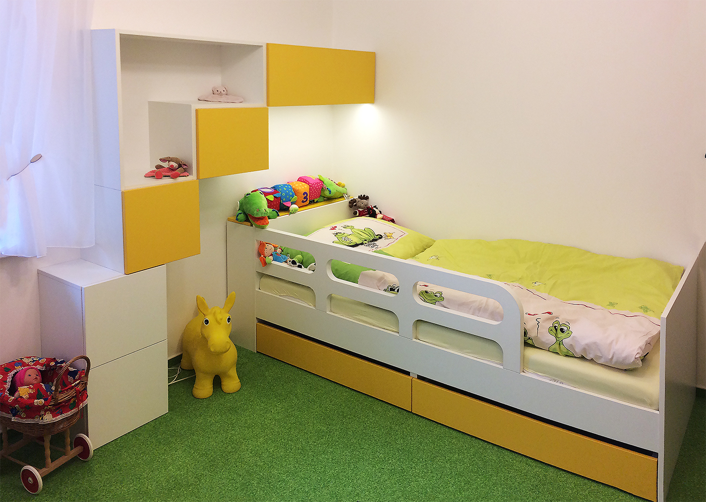 Dětský nábytek na míru postel žlutá